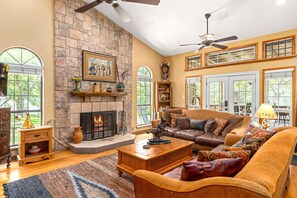 Smart TV, caminetto, videogiochi, lettore DVD