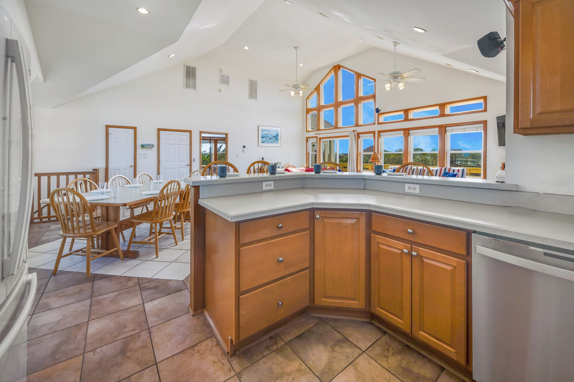 Full-size fridge, microwave, oven, stovetop