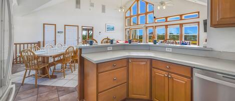 Refrigerador con freezer, microondas, horno, placa de cocina