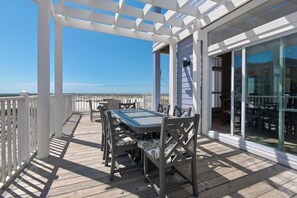 Outdoor dining - 🌴 Beach Getaway 🌴 Steps to Beach w/ Pool + Sleeps 22 + Gulf Views (Pensacola Beach)