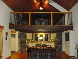 Televisión, chimenea, reproductor de DVD y libros