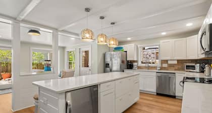 Luxury 6BR-5.5BA, heated pool, firepit, 2 porches, sheets/twls, beach/baby gear