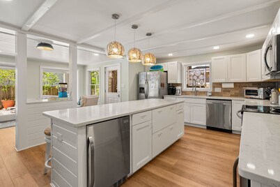 Luxury 6BR-5.5BA, heated pool, firepit, 2 porches, sheets/twls, beach/baby gear