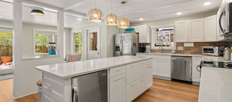 Luxury 6BR-5.5BA, heated pool, firepit, 2 porches, sheets/twls, beach/baby gear