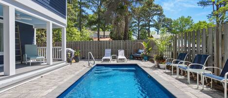 Een buitenzwembad, een verwarmd zwembad