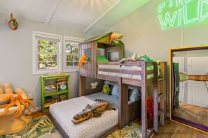 6 bedrooms, desk, iron/ironing board, travel cot - Luxury 6BR-5.5BA, heated pool, firepit, 2 porches, sheets/twls, beach/baby gear (Dewey Beach)