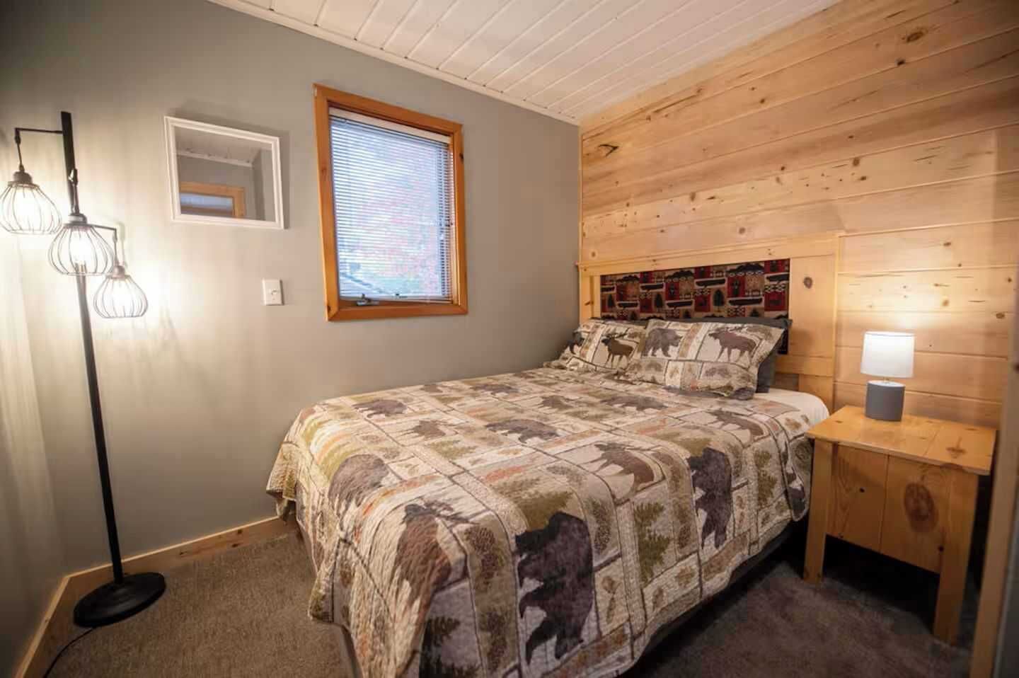 3 habitaciones, tabla de planchar con plancha y cuna de viaje 