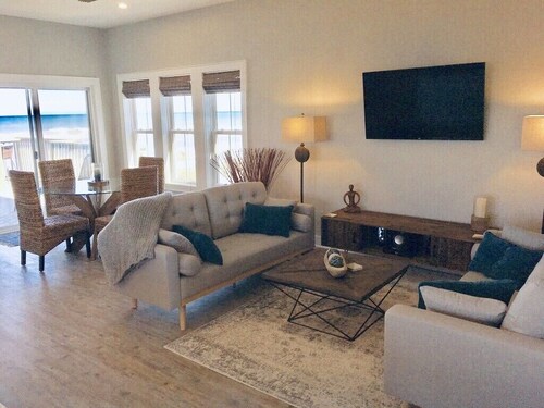 OCEANFRONT PENTHOUSE 2BR,2BA with POOL!  Incredible Beach Property 🌅!