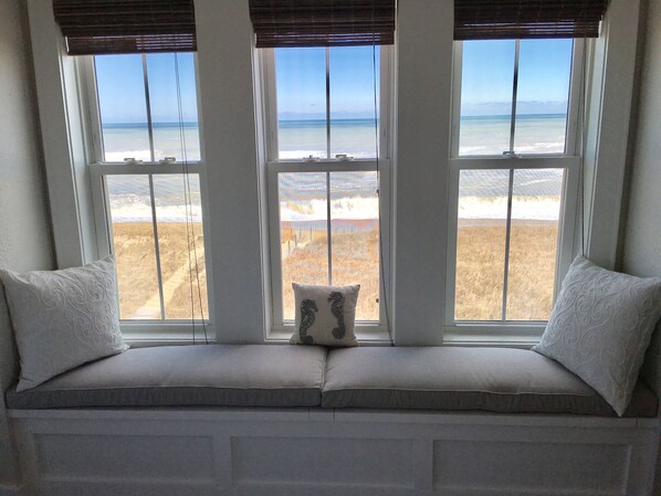 Ein Fensterplatz mit Blick auf den Strand.