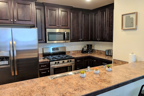 Køleskab, mikrobølgeovn, ovn, kogeplade