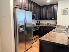 雪櫃、微波爐、焗爐、爐具