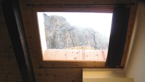 Un lucernario con vista su un terreno roccioso.