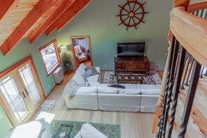 Smart-TV, Kamin, DVD-Player, Bücher