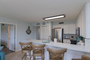 Fridge, microwave, oven, stovetop - Dbl Master |Oceanview |Jacuzzi |Beach |Marina |BBQ (Tavernier)