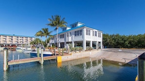 A waterfront hotel with a dock, boats, and palm trees. - Dbl Master |Oceanview |Jacuzzi |Beach |Marina |BBQ (Tavernier)