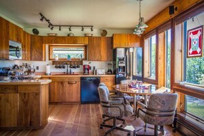 Jääkaappi, mikroaaltouuni, uuni, liesi