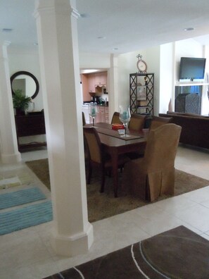 Dining - Seashore, 11 Mile Lagoon, Totally Renovated, Gated Community (Hilton Head Island)