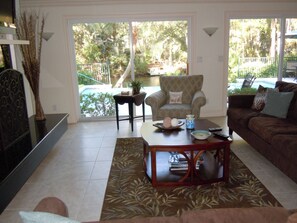 Smart TV, fireplace, DVD player, books - Seashore, 11 Mile Lagoon, Totally Renovated, Gated Community (Hilton Head Island)