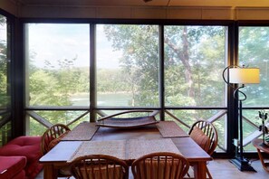 Dining - Lake-Front Woodson Bend 14-1 (Bronston)