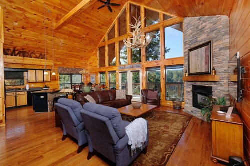 Large cabin conveniently located between Pigeon Forge and Gatlinburg!!