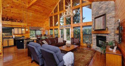 Large cabin conveniently located between Pigeon Forge and Gatlinburg!!