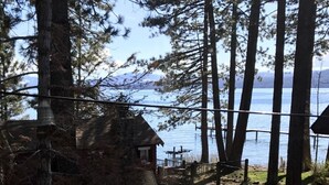 Une cabane avec vue sur un lac et des montagnes.