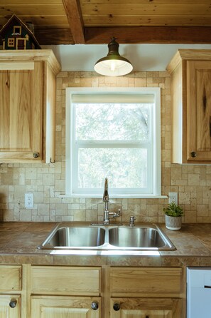 Fridge, microwave, oven, stovetop - Aspen Ridge Mountain Getaway with Breathtaking Views, Wi-Fi (Divide)