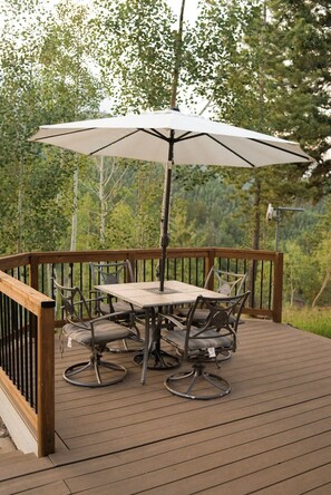 Outdoor dining - Aspen Ridge Mountain Getaway with Breathtaking Views, Wi-Fi (Divide)