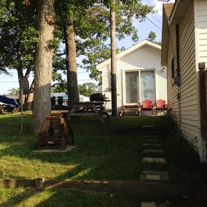 Outdoor dining - Sand Lake Cottage - near Tawas (National City)