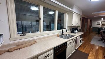 Réfrigérateur, four à micro-ondes, un four, surface de cuisson