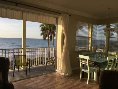 Beachfront Condo w/ breathtaking full ocean & pool views, Top Flr, Small complex