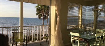 Beachfront Condo w/ breathtaking full ocean & pool views, Top Flr, Small complex