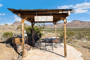 Outdoor dining - Crystal Valley Cabin: Modern-Rustic Style&Comfort (Alpine)