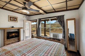 2 bedrooms, desk, WiFi, bed sheets