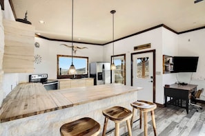 Fridge, microwave, oven, stovetop - Crystal Valley Cabin: Modern-Rustic Style&Comfort (Alpine)