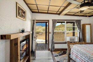 2 makuuhuonetta, työpöytä, Wi-Fi, vuodevaatteet