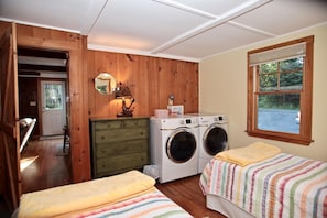 2 bedrooms, iron/ironing board, free WiFi
