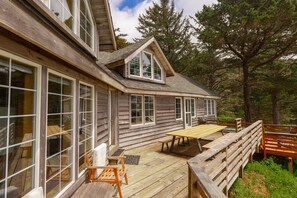 Outdoor dining - Nautilus - Oceanfront Nantucket Style Home (Gold Beach)