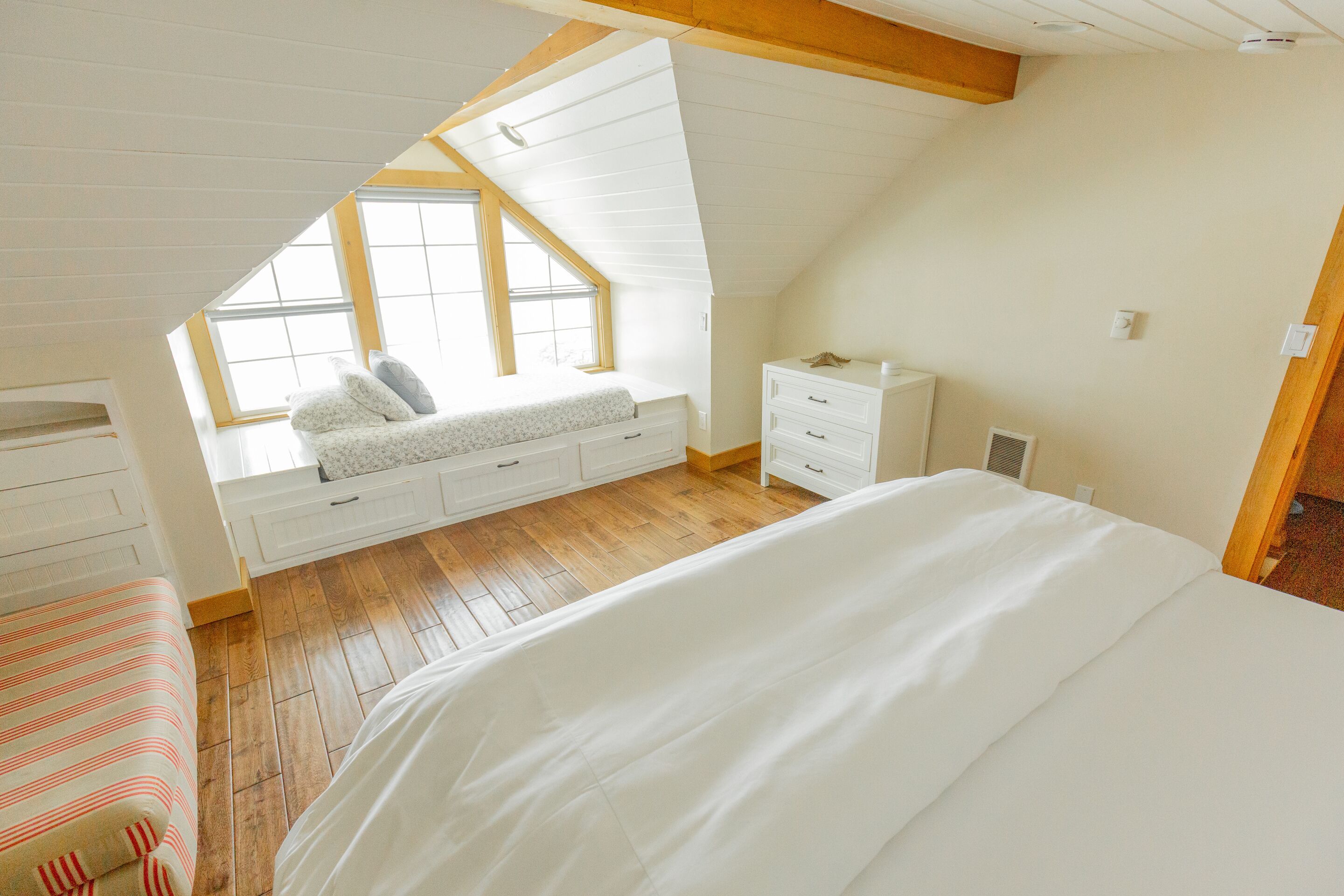 2 bedrooms, iron/ironing board, travel crib, WiFi (free)