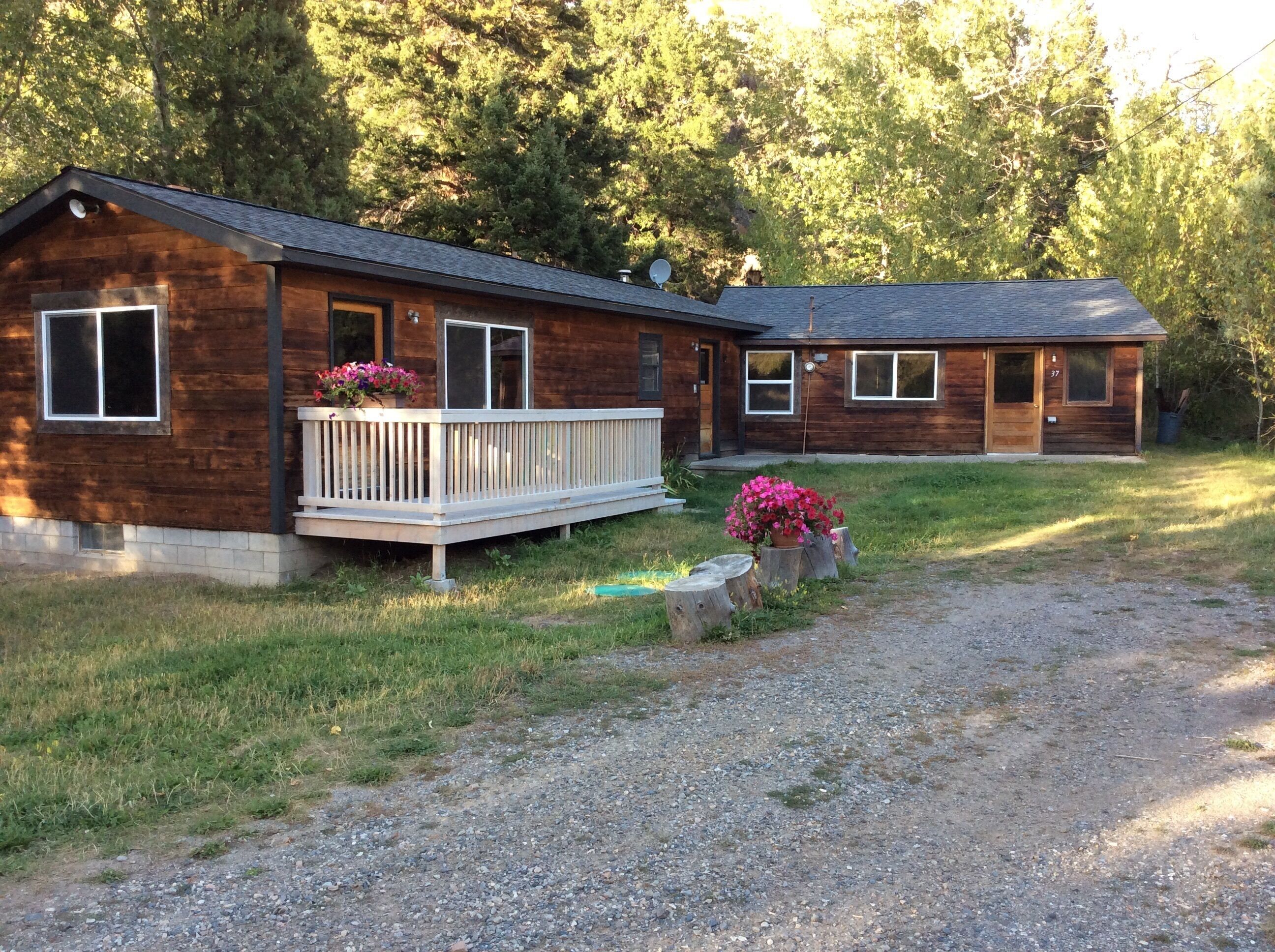 Private, Cozy , Mountain Home Located On A Trout Stream - 10 Miles To YNP