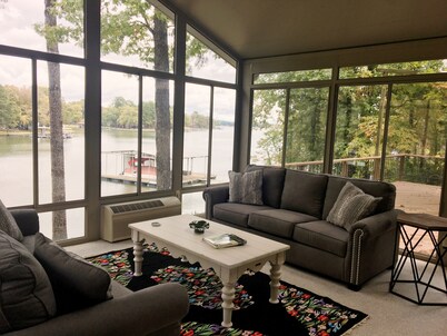 House on Lake Hamilton Sleeps 17 in beds