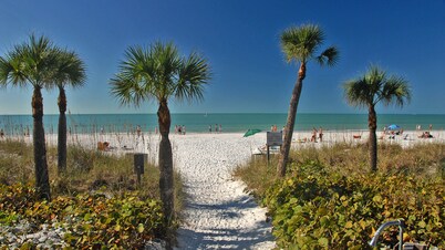 Siesta Key-Siesta Dunes- Beautiful Condo on the Gulf of Mexico- NEWLY RENOVATED!