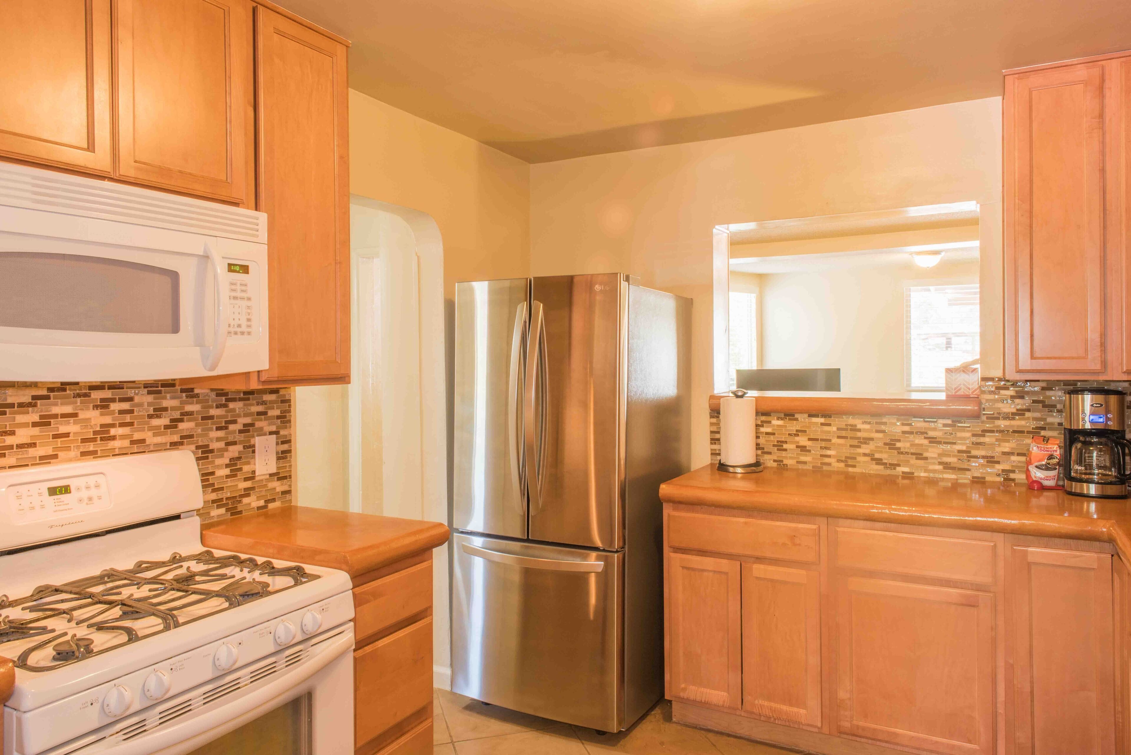 Kjøleskap, mikrobølgeovn, ovn og kokeplater