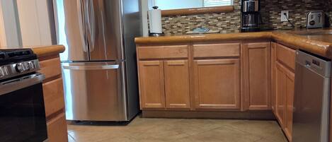 Refrigerador, microondas, horno y parrilla de estufa