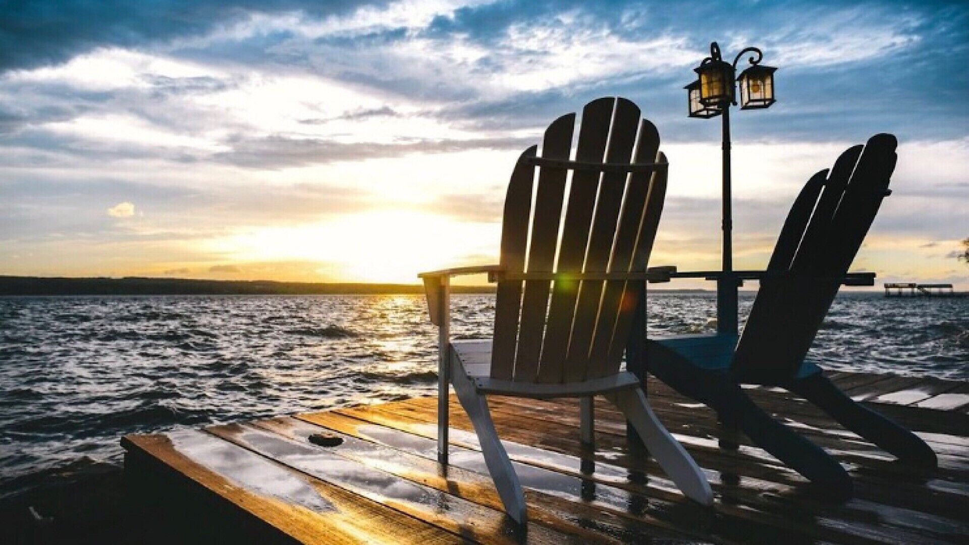 Stunning Lake House Right On The Water - Huge Deck, Amazing Views And Sunsets 