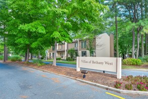 Exterior - Bethany Beach 3-BR Townhouse With Pool and Tennis - Walking Distance to Beach! (Bethany Beach)