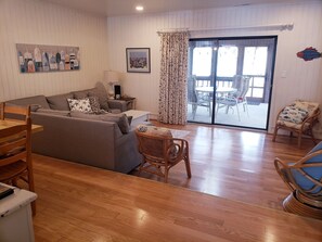 TV connectée, cheminée, livres