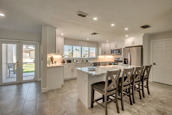 Een koelkast, een magnetron, een oven, een kookplaat