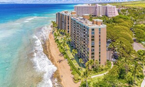 En la playa, camastros y toallas de playa 