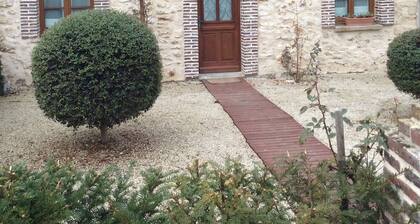 Cottage dans parc de 9 ha avec étang à 80 kms Paris. Jouets pour enfants. Peche